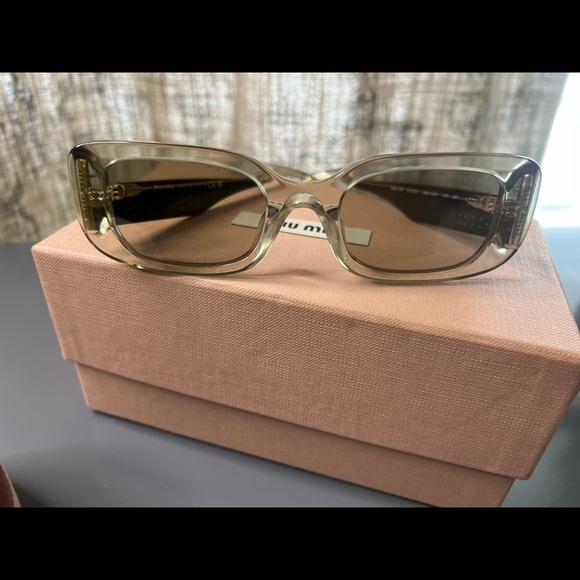 Miu Miu08YS, a solid-colored light brown rectangle - Picture 6 of 7